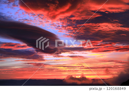 美ヶ原高原の赤く染まる夜明け 美ヶ原高原の赤く染まる夜明け 120168849