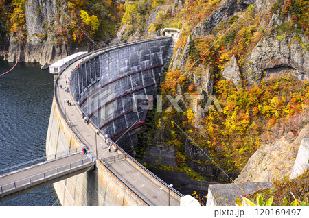 北海道 定山渓 豊平峡ダムの紅葉（展望デッキからの眺め） 120169497