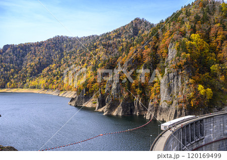 北海道 定山渓 豊平峡ダムの紅葉(展望デッキからの眺め) 北海道 定山渓 豊平峡ダムの紅葉(展望デッキからの眺め) 120169499