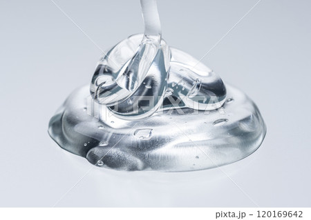 白背景に透明なジェルのクローズアップ 白背景に透明なジェルのクローズアップ 120169642