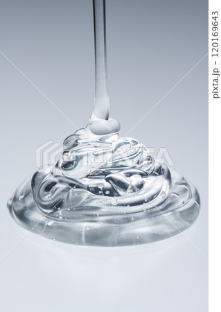 白背景に透明なジェルのクローズアップ 120169643