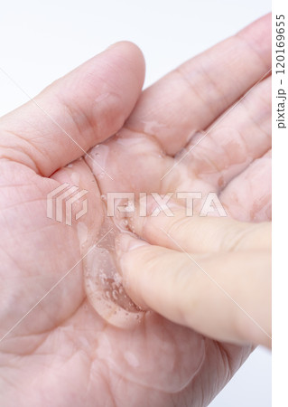 手のひらにのせた透明なジェルのクローズアップ 手のひらにのせた透明なジェルのクローズアップ 120169655