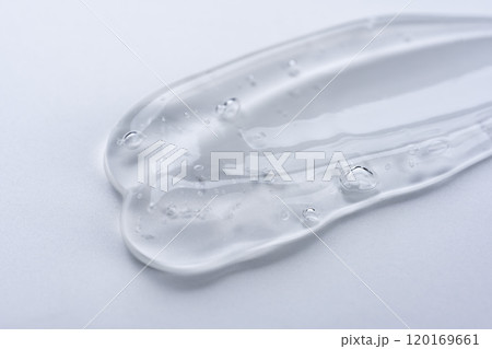 白背景に透明なジェルのクローズアップ 120169661