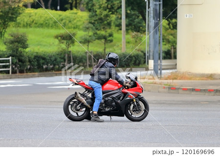 走行中のオートバイ 120169696