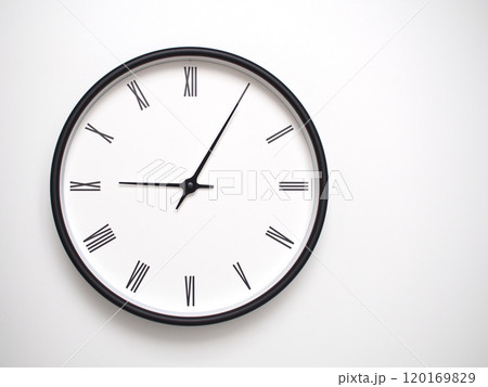 Clock Showing 21.05 or 09.05 with Roman Numerals. Simple Round Clock for Concepts of Time Management and Scheduling. 120169829