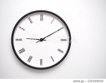 Clock Showing 21.10 or 09.10 with Roman Numerals. Simple Round Clock for Concepts of Time Management and Scheduling. 120169830
