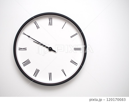 Clock Showing 21.50 or 09.50 with Roman Numerals. Simple Round Clock for Concepts of Time Management and Scheduling. 120170083