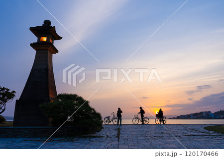 島根県松江市　宍道湖の夕日 120170466