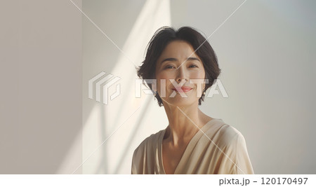 部屋で微笑む中年女性　美容イメージ　AI 120170497
