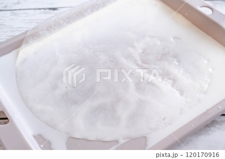 ライスペーパーを牛乳等の液体に浸す 120170916