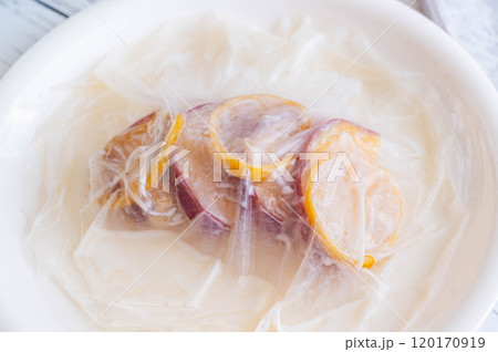 具材をライスペーパーで包む 具材をライスペーパーで包む 120170919