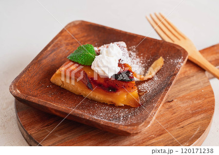 手作りリンゴケーキ クリーム添え 手作りリンゴケーキ クリーム添え 120171238