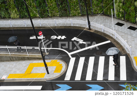 雨の日の渋谷の風景 120171526