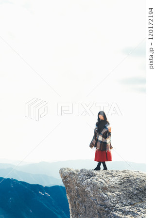 生石高原の火上げ岩に立つ女性 120172194