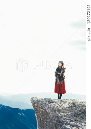 生石高原の火上げ岩に立つ女性 生石高原の火上げ岩に立つ女性 120172195