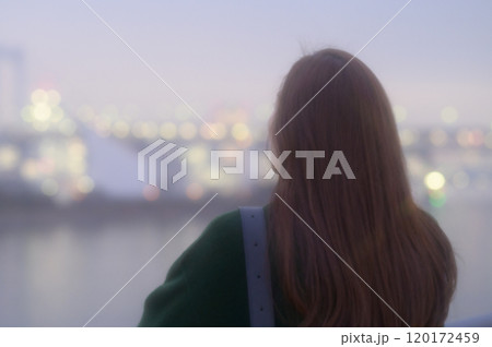 冬のお台場の夜景を楽しむ女性 冬のお台場の夜景を楽しむ女性 120172459