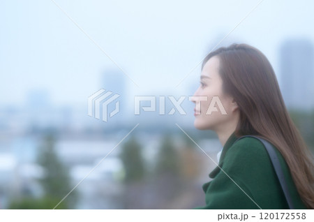 冬のお台場の夜景を楽しむ女性 冬のお台場の夜景を楽しむ女性 120172558