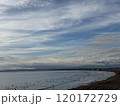 曇天の夕方の浜辺 120172729