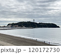 曇りの日の湘南の海とサーファー 120172730