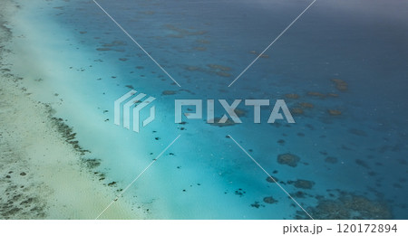 空から見たグレートバリアリーフ 120172894