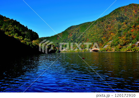 紅葉の奥多摩湖 麦山浮橋 ドラム缶橋からの風景 120172910