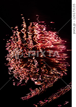 波紋に映る打上げ花火 波紋に映る打上げ花火 120173135