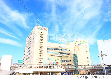 愛知県豊田市、豊田市駅前に立ち並ぶシティホテルの風景 120173186