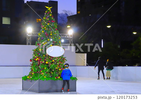 スケートリンクのクリスマスツリー 120173253