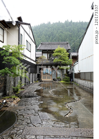 日本情緒あふれる城下町 老舗旅館の玄関前アプローチ 日本情緒あふれる城下町 老舗旅館の玄関前アプローチ 120173337