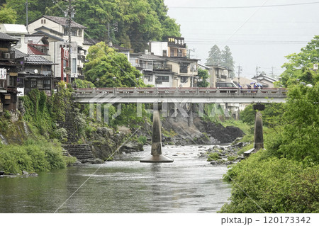 郡上八幡 川沿いの遊歩道から見た小雨降る吉田川と宮が瀬橋 120173342