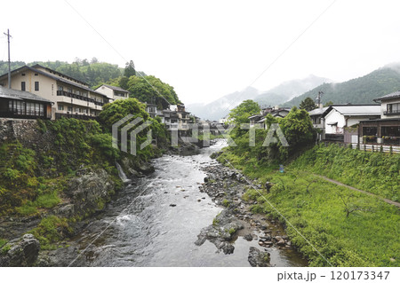 雨の郡上八幡 宮が瀬橋から見た上流 新橋あたりの風景 120173347