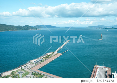 シンボルタワー展望室から見た高松港と瀬戸内の島々の全景(2024年11月撮影) シンボルタワー展望室から見た高松港と瀬戸内の島々の全景(2024年11月撮影) 120173378