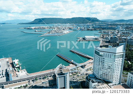 シンボルタワー展望室から見た高松港と瀬戸内の島々の全景(2024年11月撮影) シンボルタワー展望室から見た高松港と瀬戸内の島々の全景(2024年11月撮影) 120173383