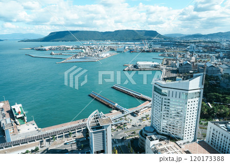 シンボルタワー展望室から見た高松港と瀬戸内の島々の全景(2024年11月撮影) シンボルタワー展望室から見た高松港と瀬戸内の島々の全景(2024年11月撮影) 120173388