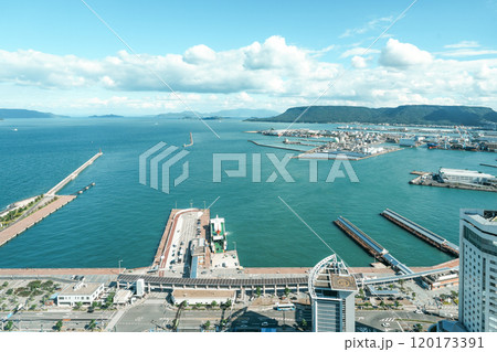 シンボルタワー展望室から見た高松港と瀬戸内の島々の全景(2024年11月撮影) シンボルタワー展望室から見た高松港と瀬戸内の島々の全景(2024年11月撮影) 120173391