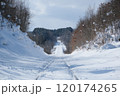 林の間を通る雪に覆われた線路 120174265