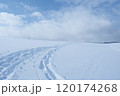 雪に覆われた大地、雪に残る足跡 120174268