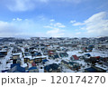 青空のもと、積雪した美瑛の街 120174270