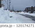 冬から移り変わり、春が近づき雪解けし始めた湧別町の道 120174271