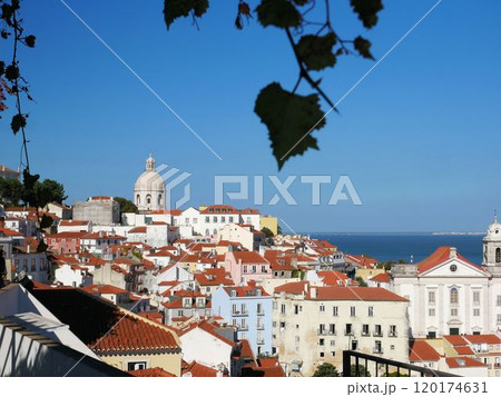 リスボン、アルファマの風景　（ポルトガル） 120174631