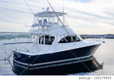 停泊しているクルーザーヨット 120174859