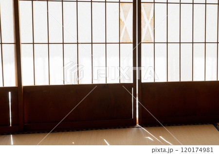 建付けが悪い障子の隙間から差し込んだ朝日 建付けが悪い障子の隙間から差し込んだ朝日 120174981
