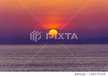 陸奥湾の夕陽 120175134