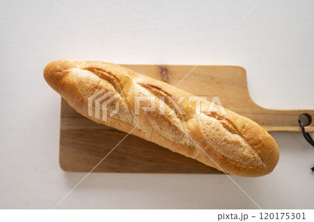 美味しいフランスパン 120175301
