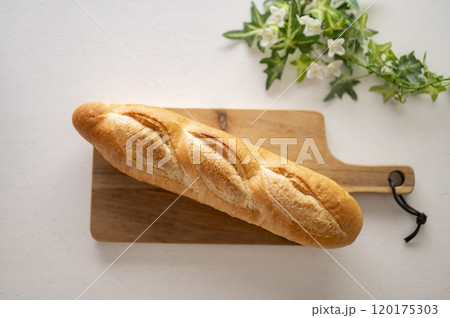 美味しいフランスパン 120175303