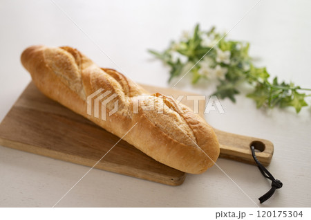 美味しいフランスパン 120175304