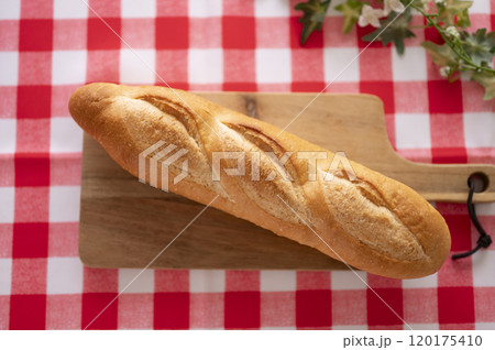 美味しいフランスパン 120175410