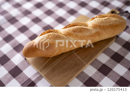 美味しいフランスパン 120175413