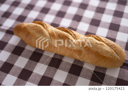 美味しいフランスパン 120175421