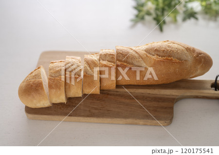美味しいフランスパン 120175541